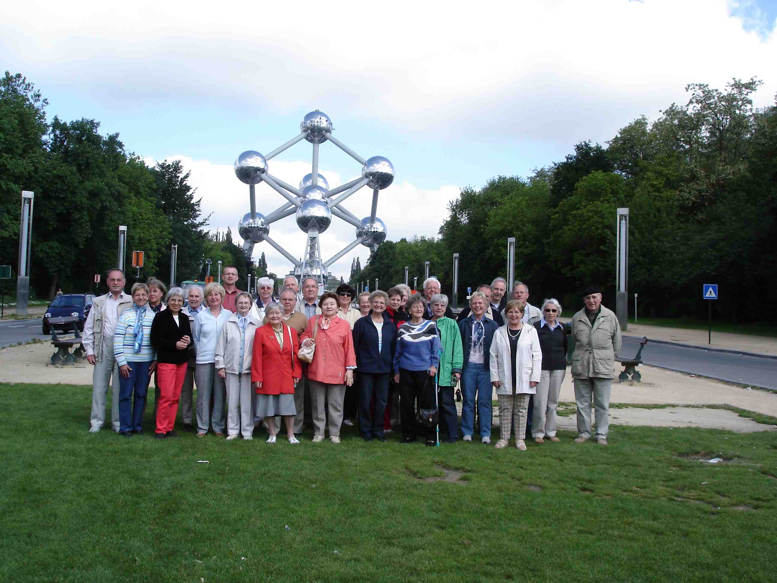 Ausflug Belgien Gruppenbild vor dem Atomium